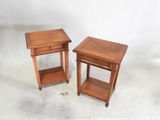 une paire de petites tables d'appoint avec des tiroirs de chaque côté