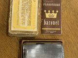 un briquet et une boîte d'allumettes posés sur une table