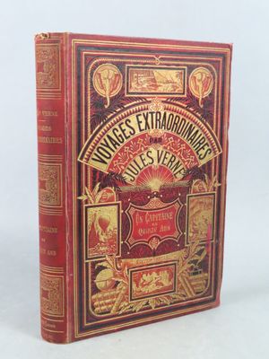 un vieux livre à la couverture rouge posé sur une table