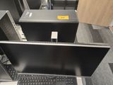 deux écrans d'ordinateur et un clavier dans une pièce