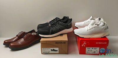 trois paires de chaussures pour homme posées sur une boîte
