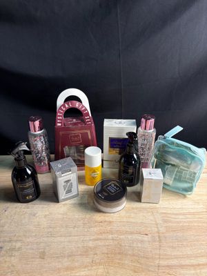 de nombreux types de produits de soins de la peau sur la table