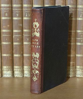 un livre posé sur une table devant une rangée de livres
