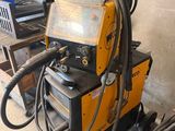 une machine qui est dans le garage
