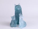 deux morceaux de glace posés l'un à côté de l'autre sur une surface blanche