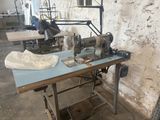 une machine à coudre posée sur une table dans une pièce