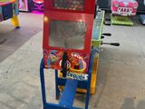 une machine qui est garée sur le trottoir devant un immeuble