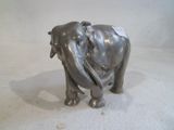 statue d'un éléphant avec une étiquette sur le dos