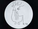 une assiette blanche sur laquelle est dessiné un cerf