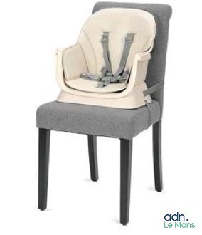 une chaise haute équipée d'un siège pour bébé