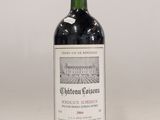 bouteille de vin rouge sur une table blanche sur fond blanc