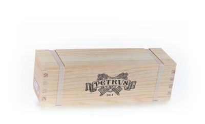 une boîte en bois portant un logo