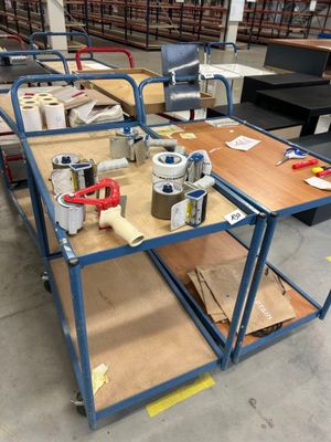 une table sur laquelle se trouvent de nombreux outils