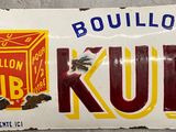 une vieille enseigne en tôle représentant une boîte de Kub et une boîte de chocolat