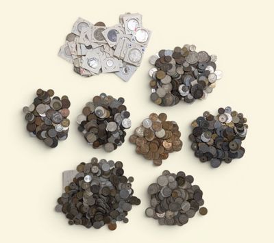 un lot de pièces de monnaie posées sur une table