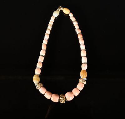gros plan d'un collier sur fond noir