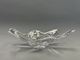 une image représentant un bol en verre transparent orné d'un oiseau