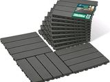 une pile de dalles de terrasse en plastique noir sur fond blanc