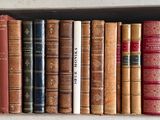de nombreux livres qui se trouvent sur une étagère dans une boîte à livres