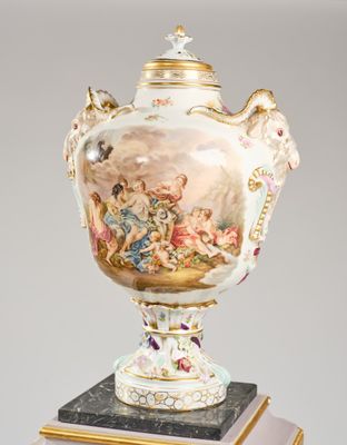IMPORTANT VASE COUVERT en porcelaine blanche à décor polychr…