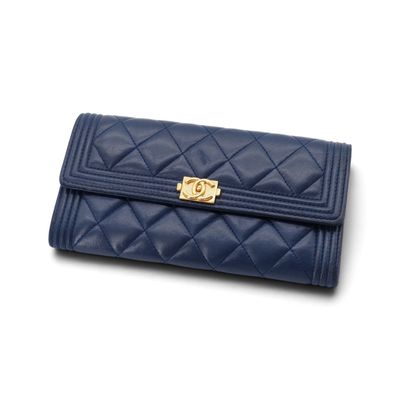 portefeuille en cuir matelassé bleu avec des finitions dorées