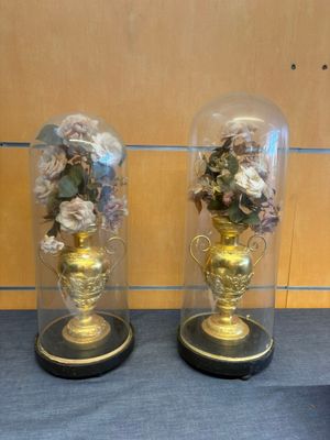 deux vases contenant des fleurs, posés sur une table