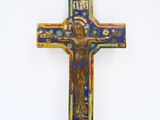 un gros plan d'une croix sur une surface blanche avec un fond blanc