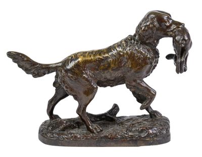 statue en bronze représentant un chien tenant un oiseau dans la gueule