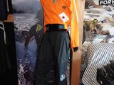 un mannequin vêtu d'une combinaison de ski, exposé devant une affiche