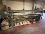 une machine qui travaille sur une pièce de bois