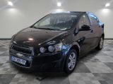 une photo d'une Chevrolet Aveo noire garée dans un garage