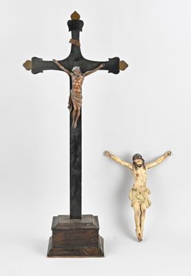 une statue de Jésus sur la croix et une petite statue de Jésus sur la croix