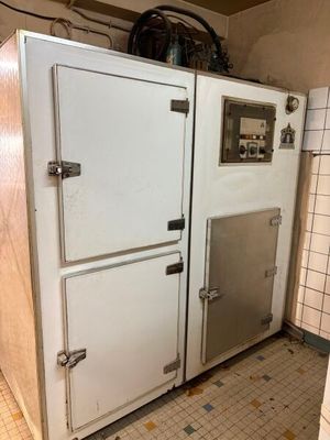 1 congélateur vintage à 3 portes de marque KOMA déclaré HS