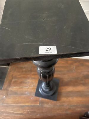 une table noire sur laquelle figure un chiffre, posée sur une table en bois