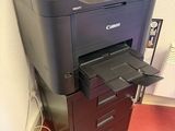 une imprimante posée sur un classeur