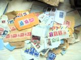 une pile de vieux timbres posés sur une table