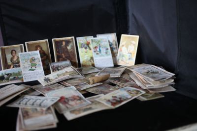 une valise remplie de cartes et de photos posée sur la table