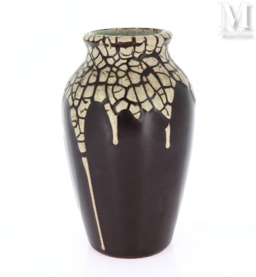 un vase noir orné d'un motif floral blanc