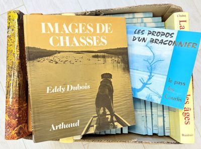 de nombreux livres dans une boîte posée par terre