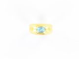 une image d'une bague en or avec une pierre en topaze bleue