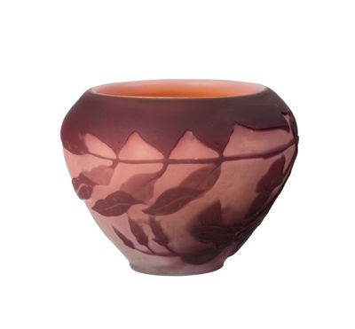 un vase violet orné de feuilles sur fond blanc