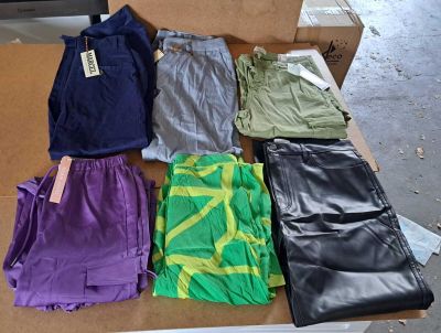 une boîte sur laquelle sont posées de nombreuses paires de pantalons