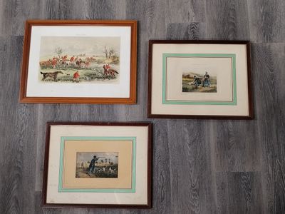 trois reproductions encadrées représentant des chevaux et des jockeys sur un parquet
