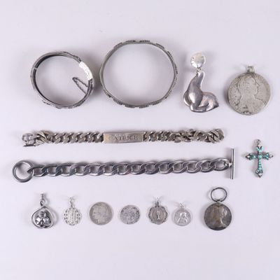 beaucoup de bijoux en argent sur une surface blanche