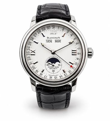 Gros plan sur une montre-bracelet à cadran blanc