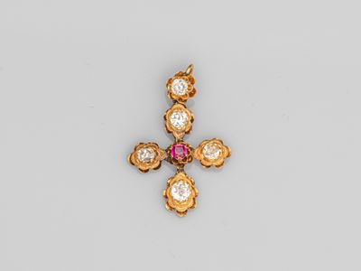 un pendentif en forme de croix, orné de diamants et de rubis