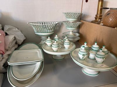 beaucoup d'assiettes et de bols sur la table