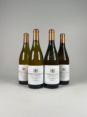 trois bouteilles de vin sont alignées sur une table