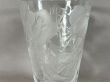 un vase en verre orné d'un motif de roses blanches