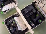 deux boîtes ouvertes contenant des télécommandes, posées par terre